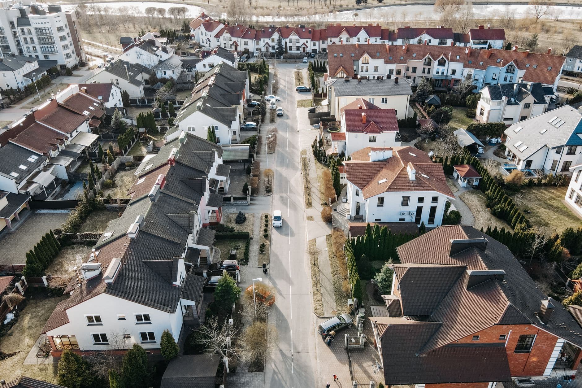 Vista aérea de una privada residencial al atardecer